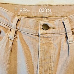 a.n.a 10 Tan High-Rise Balloon
Jeans Relaxed Fit GUC